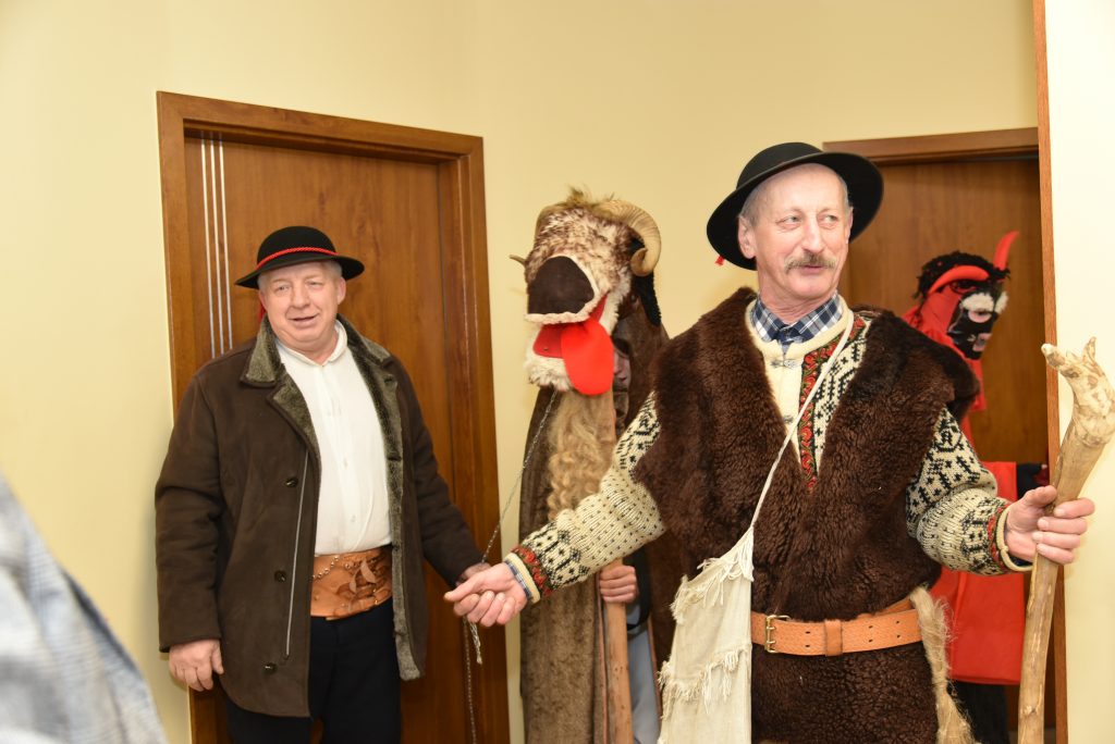 Zespół muzyczny Starowiejski Hyr z wizytą kolędową w Starostwie Powiatowym podczas występu