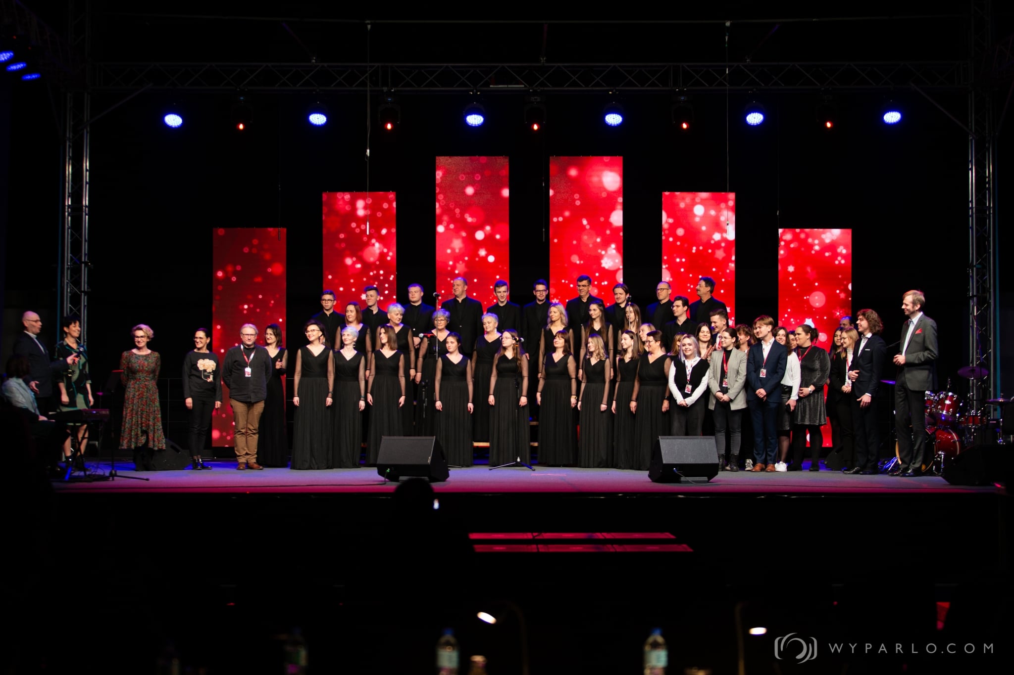 Zdjecie przedstawiajace grupę osób - członkowie chóru Lima Novum na scenie podczas wreczenia nagrody