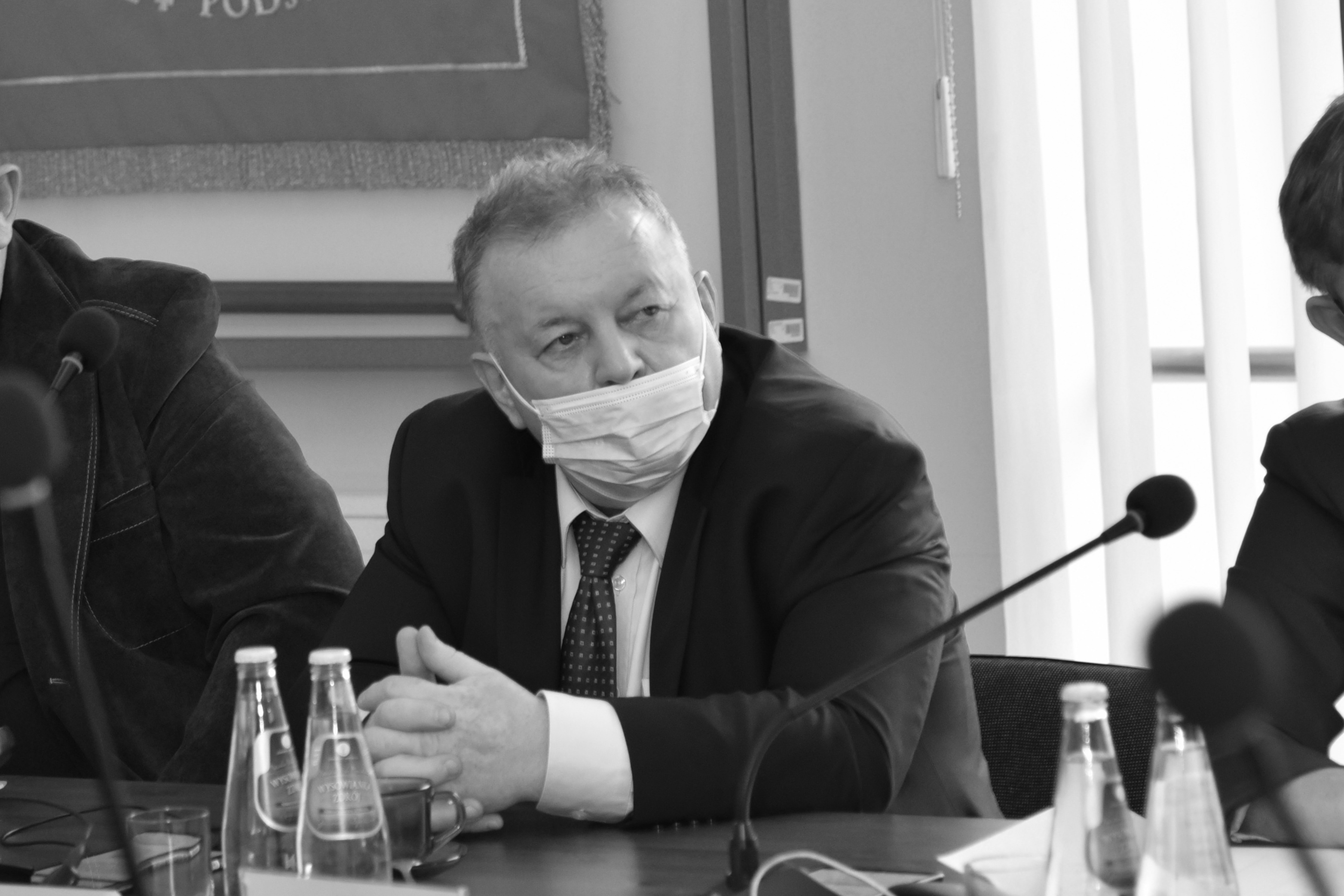 Zdjęcie Stanisława Nieczarowskiego siedzącego przy stole podczas obrad rady powiatu limanowskiego