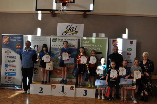zgjęcie przedstawiające laureatów III Wojewódzkiego Turnieju Klasyfikacyjnego Żaczek i Żaków w tenisie stołowym wraz z opiekunami podczas ceremonii wręczenia nagród