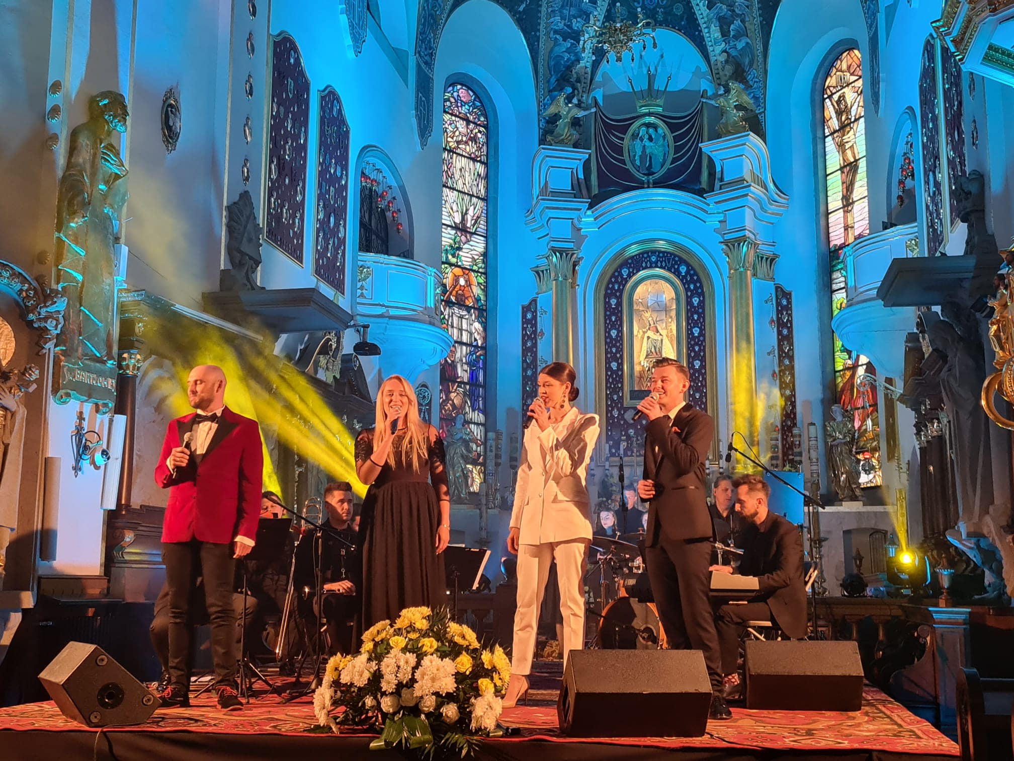 Pięciu wokalistów we wnetrzu Bazyliki Limanowskiej podczas koncertu