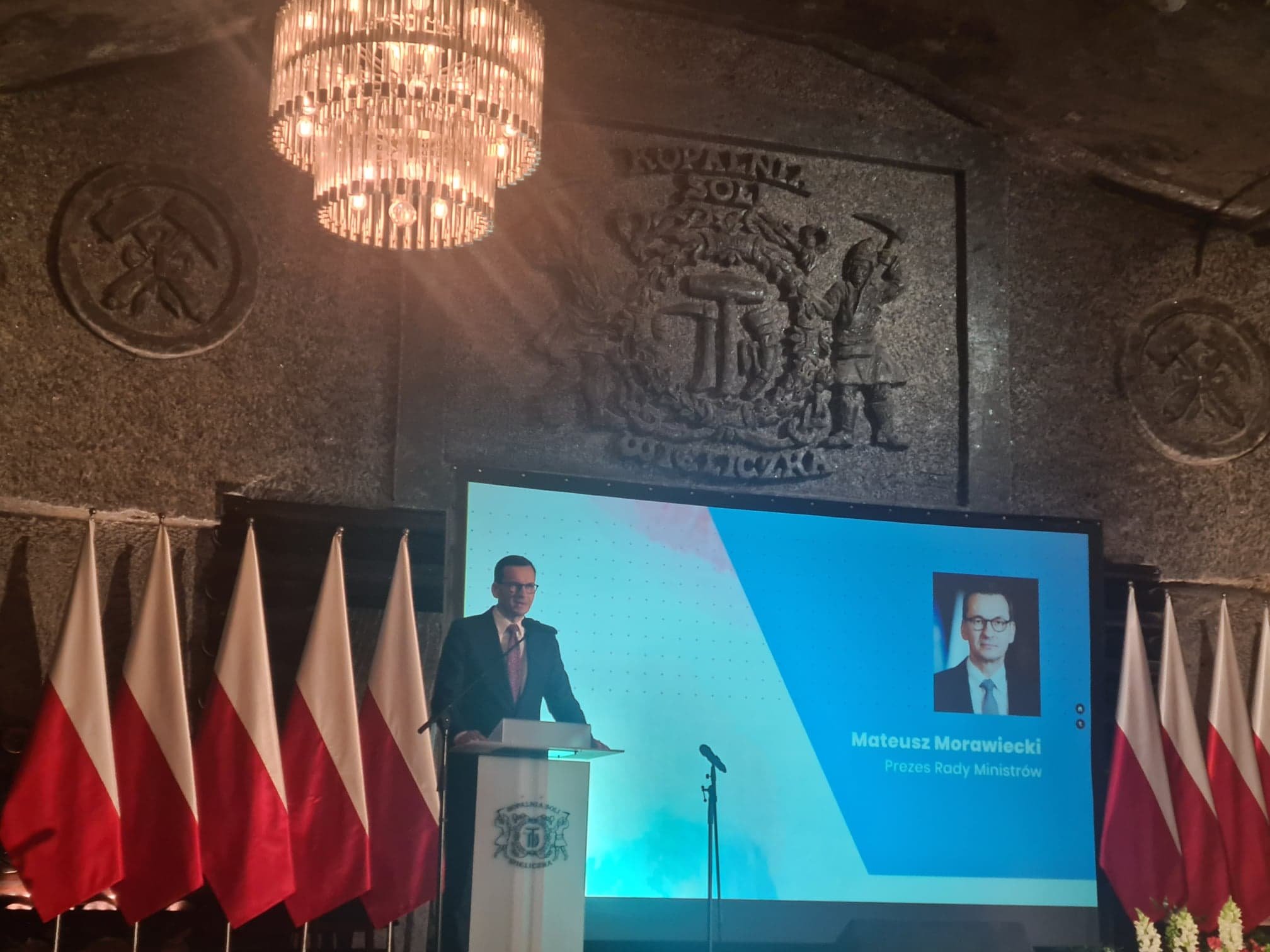 Premier RP Mateusz Morawiecki w trakcie przemówienia podczas Małopolskiej Gali Rodzcielstwa Zastępczego w Wieliczce