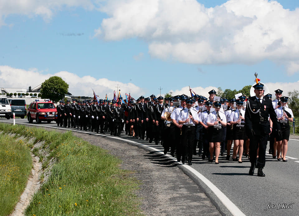 Zdjęcie strażaków i orkiestry Straży pożarnej z uroczystosci przekazania wozu ratowniczo-gaśniczego dla OSP w Wysokim