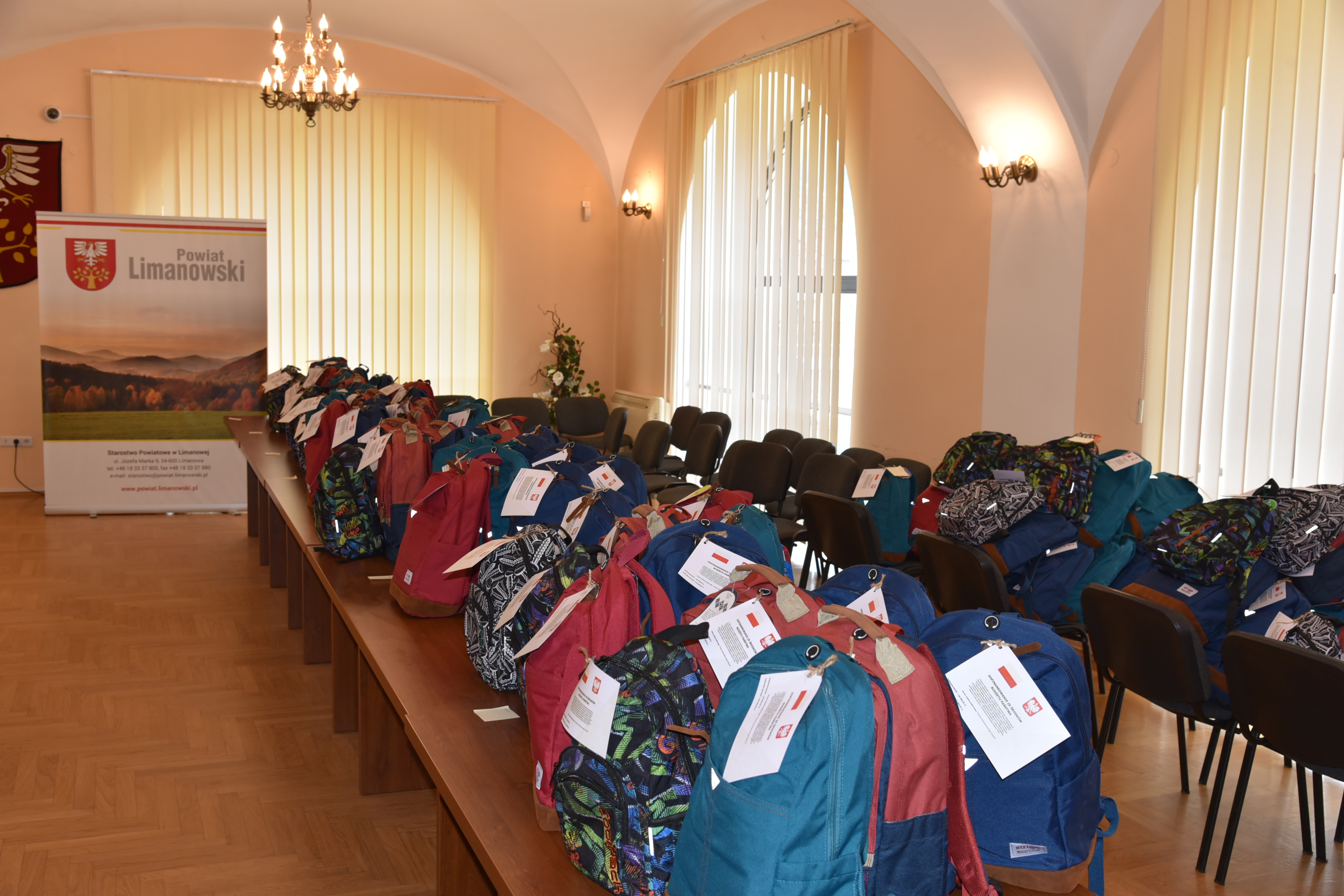 Zdjęcie plecaków potrzebnych dzieciom na Ukrainie