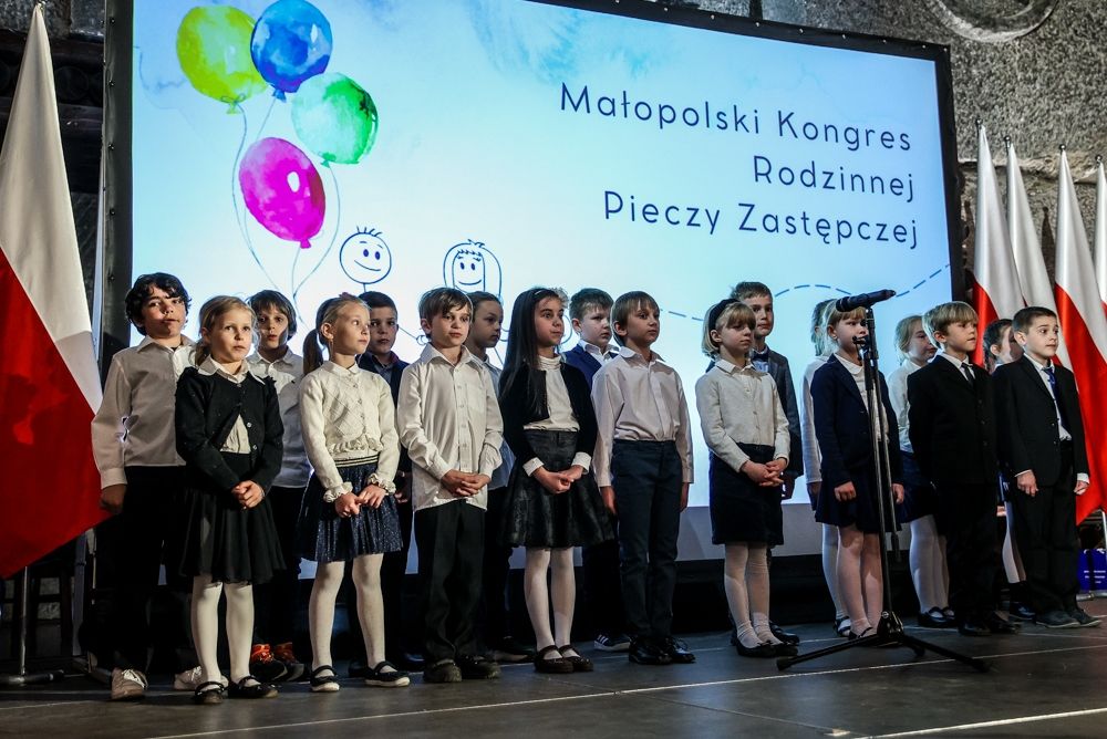 Grupa dzieci na scenie podcza Małopolskiej Gali Rodzicielstwa Zastępczego w Wieliczce