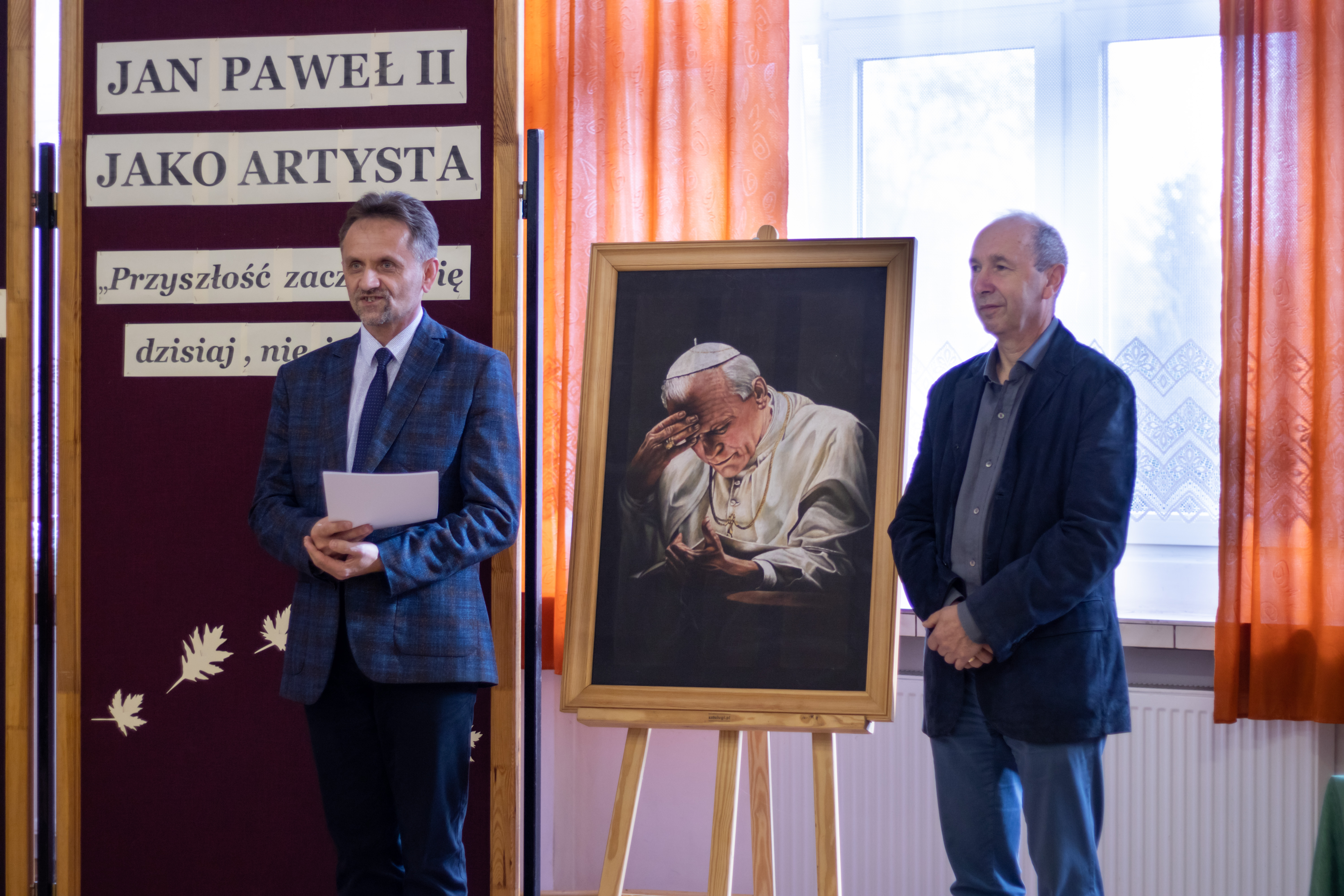 Dyrektorzy S. Wąsik i A. Krzak obok portretu Jana Pawła II