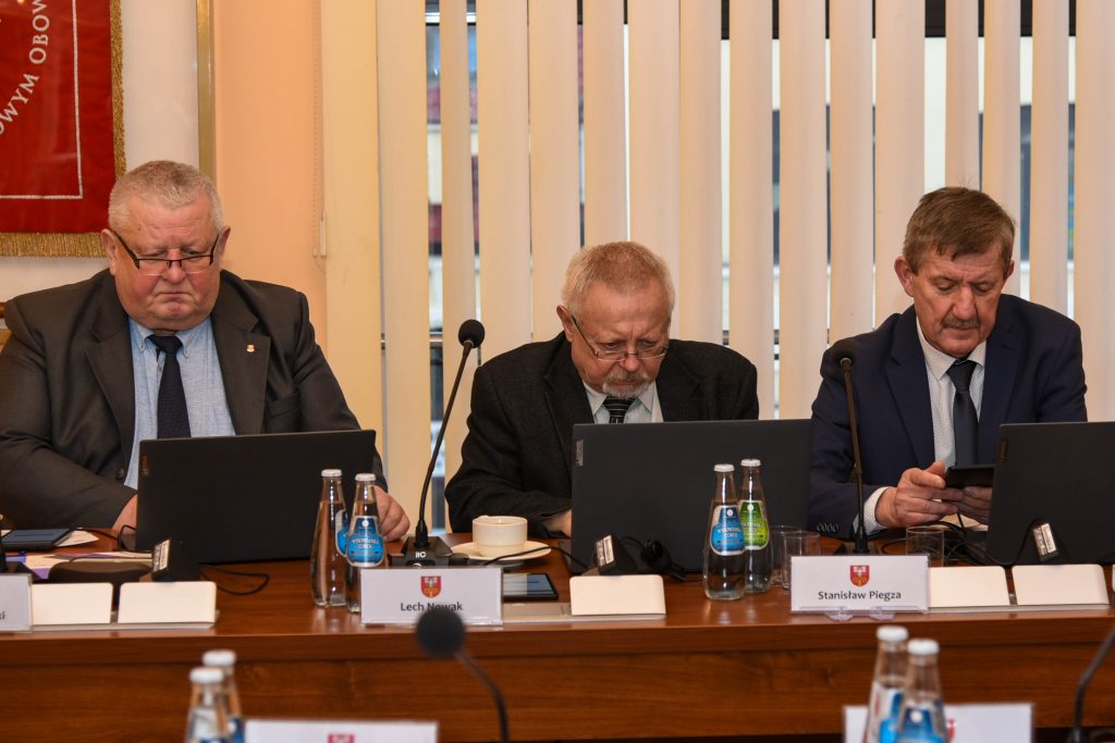 Radni K. Jasiński, L. Nowak i S. Piegza podczas sesji
