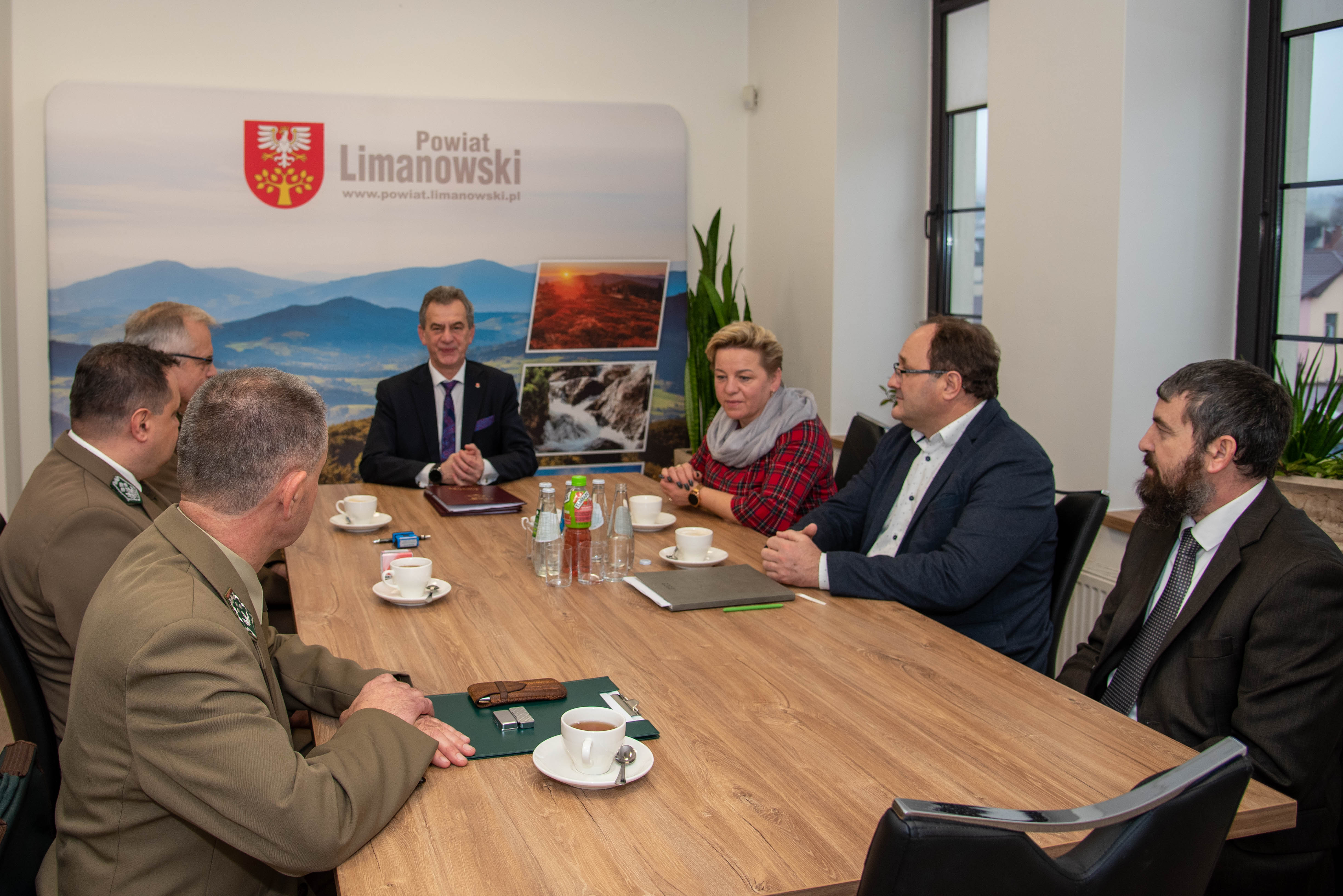 Starosta Mieczysław Uryga, Wicestarosta Agata Zięba i reprezentanci nadleśnictw i Gorczańskim Parkiem Narodowym