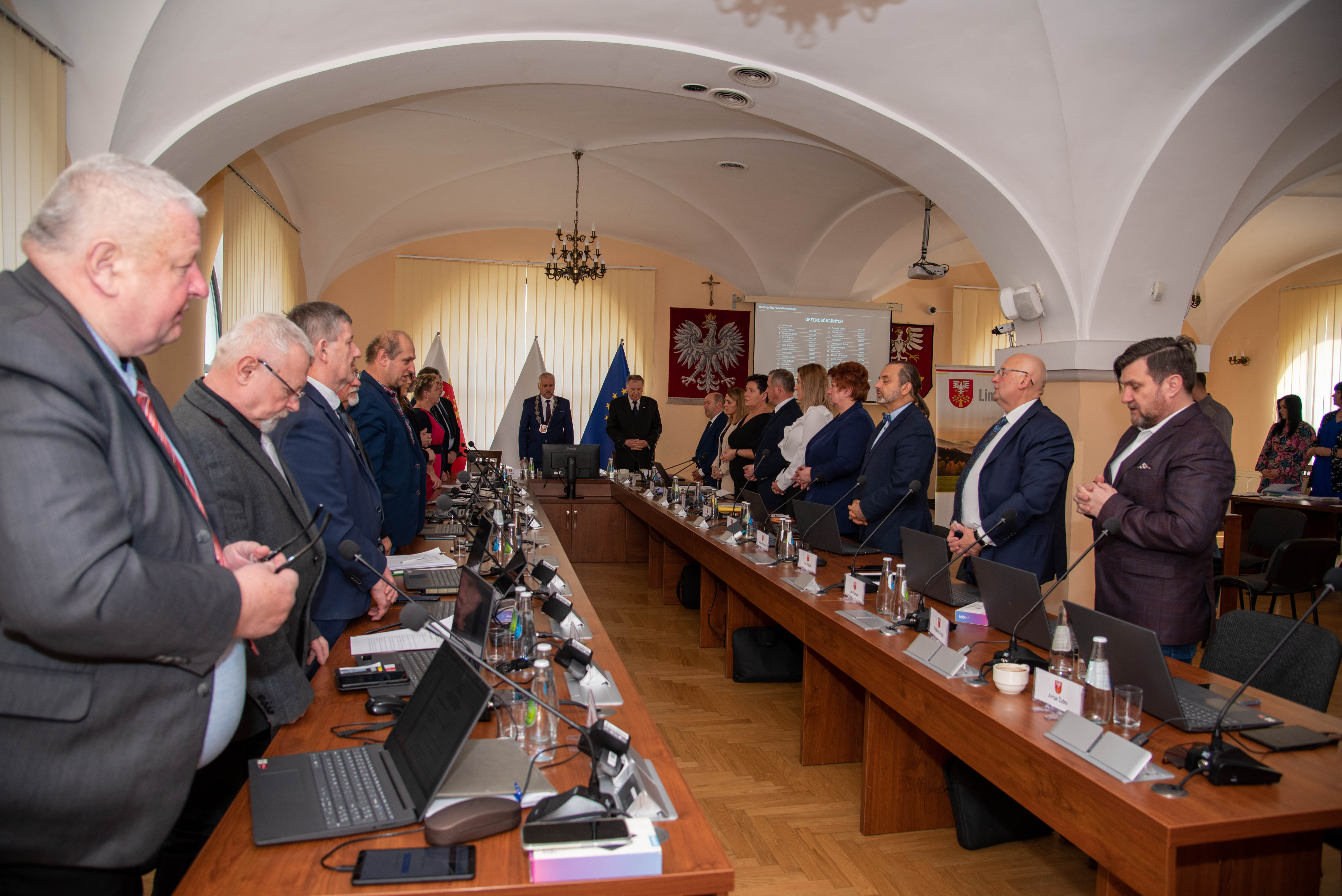 Zarząd oraz Rada Powiatu Limanowskiego w trakcie obrad w sali konferencyjnej Starostwa Powiatowego w Limanowej