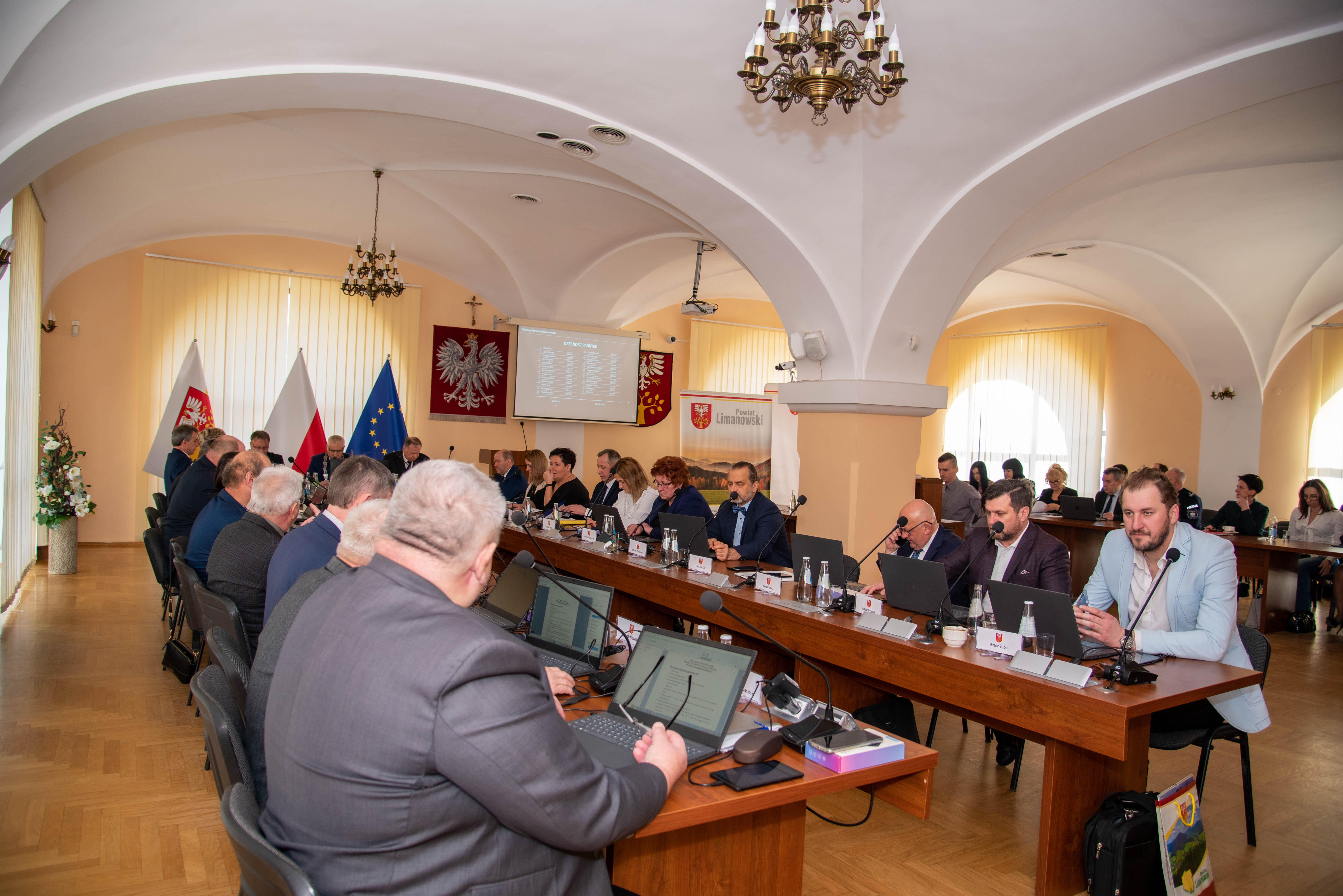 Zarzad oraz Rada Powiatu Limanowskiego w trakcie obrad w sali konferencyjnej Starostwa Powiatowego w Limanowej
