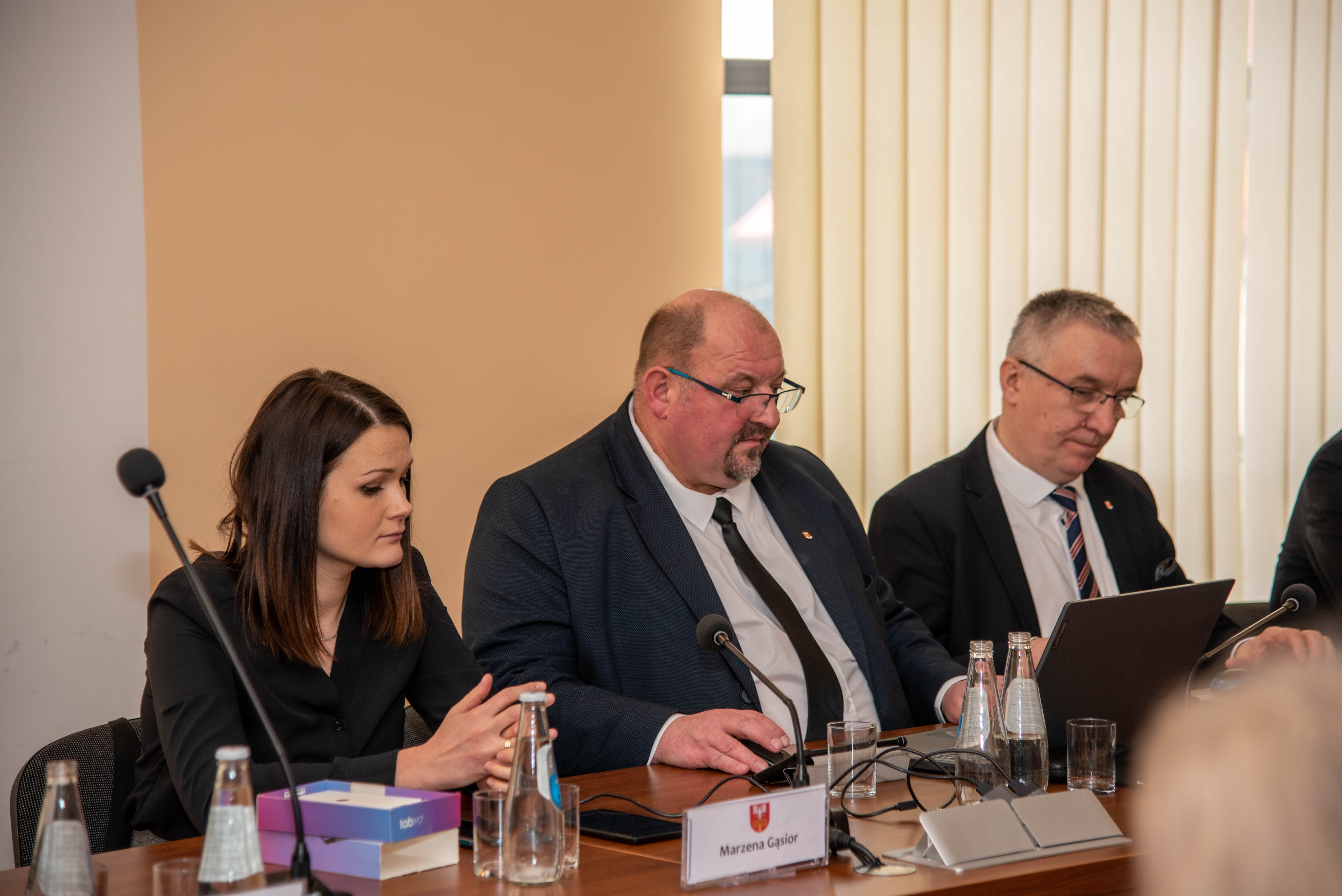 członkowie zarządu Powiatu Limanowskiego Józef Jaworski i Czesław Kawalec oraz radna powiatu Marzenna Gąsior podczas obrad sesji
