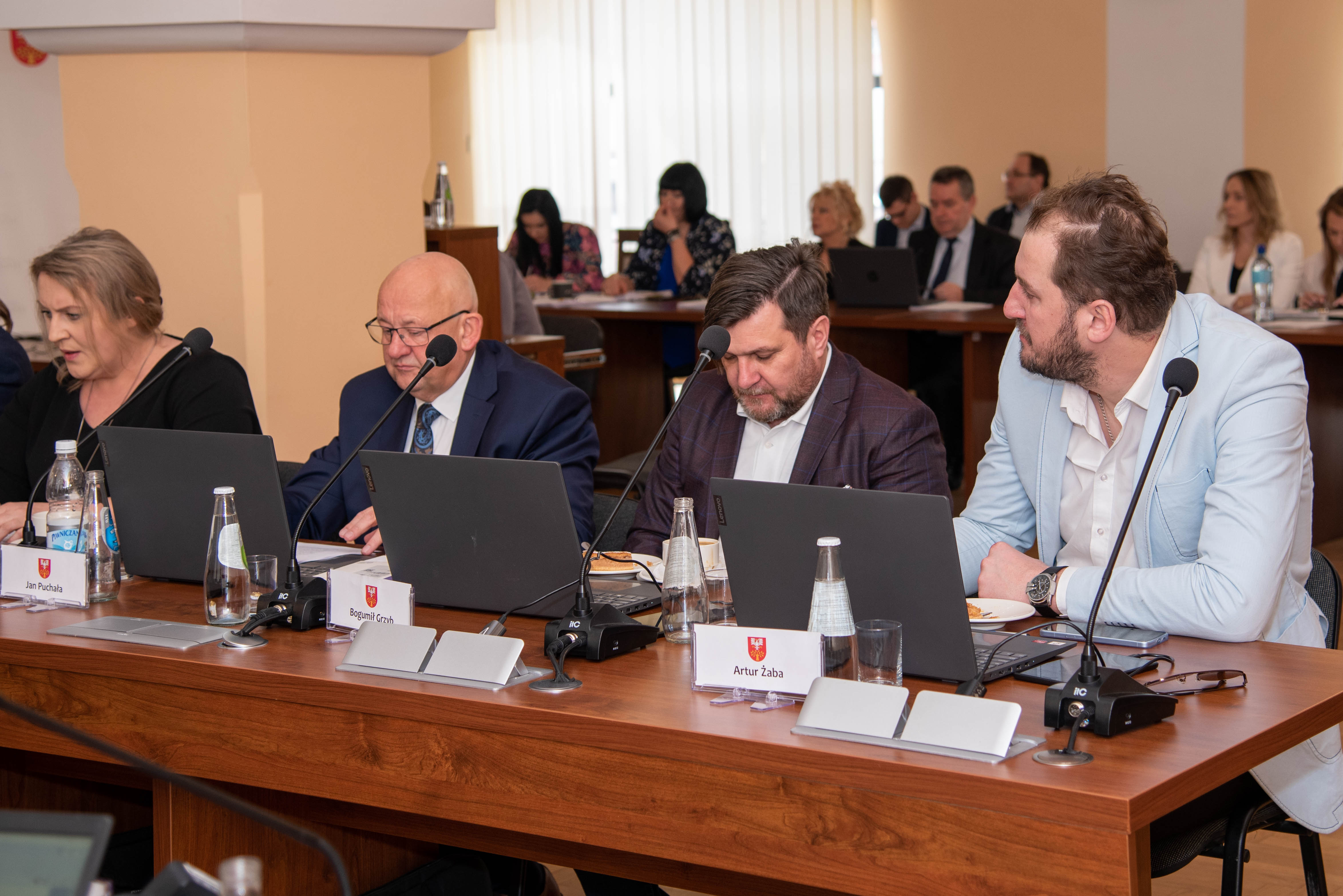 radni powiatu limanowskiego Artur Żaba, Bogumił Grzyb, Jan Puchała oraz Ewa Filipiak podczas obrad sesji