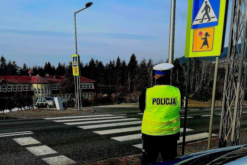 policjant obok przejścia dla pieszych