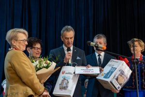 starosta i radny Piegza wręczają kwiaty i prezenty paniom z KGW