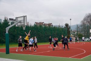 uczniowie grają w koszykówkę