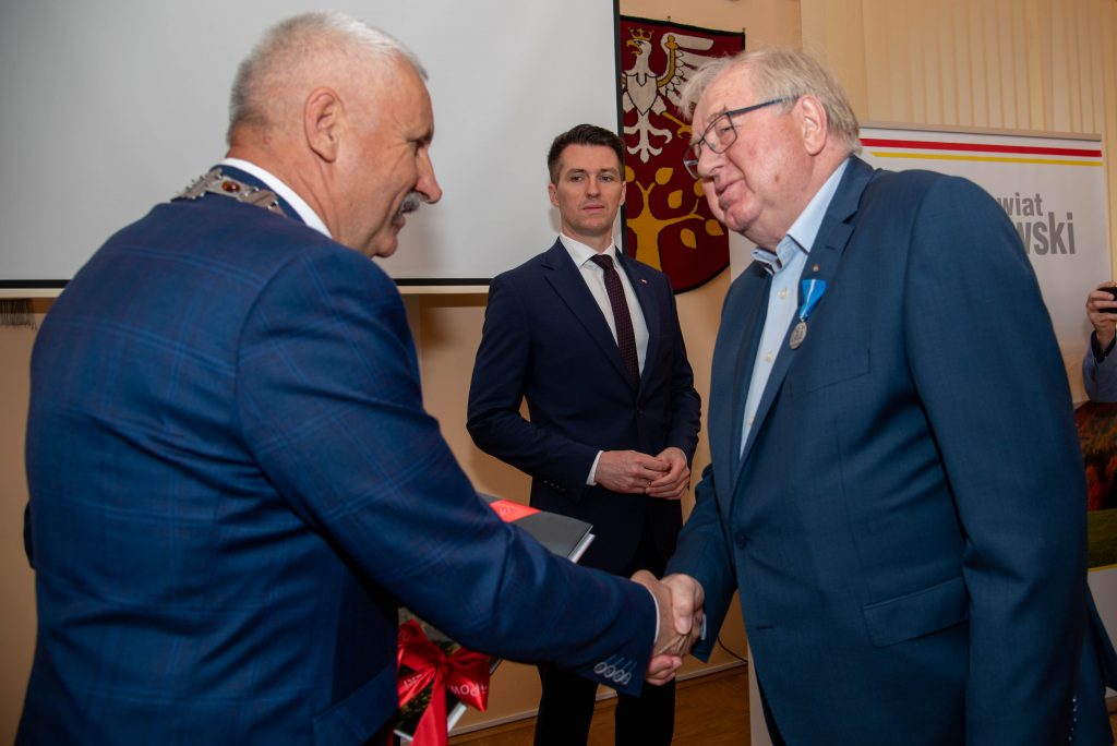 Przewodniczący Józef Pietrzak gratuluje odznaczonemue