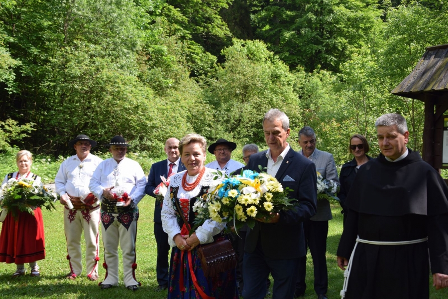 XVIII Gorczańskie Spotkanie z Janem Pawłem II -Mieczysław Uryga i Agata Zięba składają kwiaty pod pomnikiem