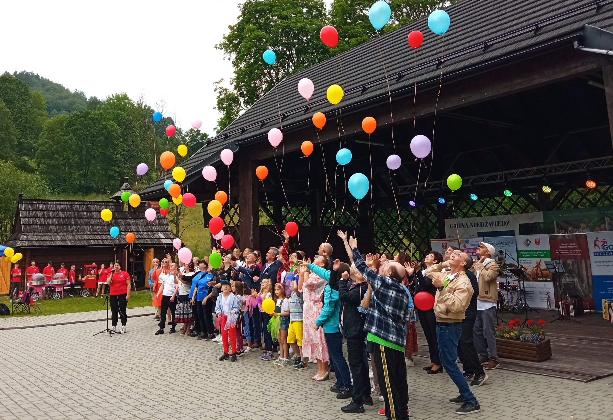 Forum Osób Niepełnosprawnych z terenu Powiatu Limanowskiego - wypuszczenie balonów