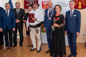 Przedstawiciele zespołu regionalnego "Spod Turbaca po odebraniu nagrody w towarzystwie starosty, przewodniczącego rady i radnych