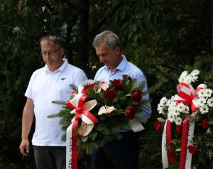 Starosta Limanowski wraz z Wiceprzewodniczącym Rady Powiatu Janem Więckiem składają kwiaty.