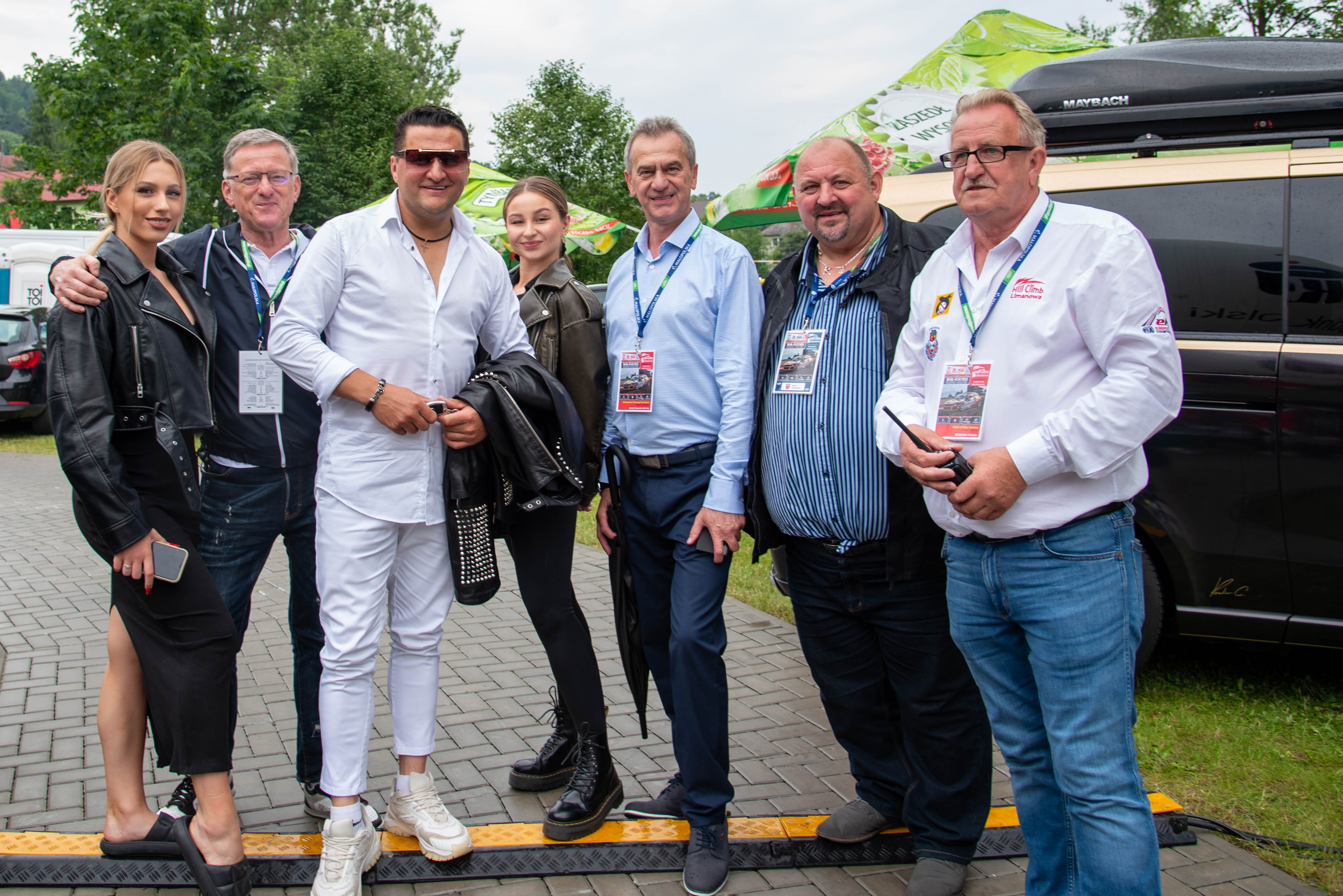 Starosta Limanowski, Członek Zarządu Józef Jaworski, Prezes Auto Moto Klubu Limanowa Bogdan Pałka wraz z Kordianem i jego zespołem.