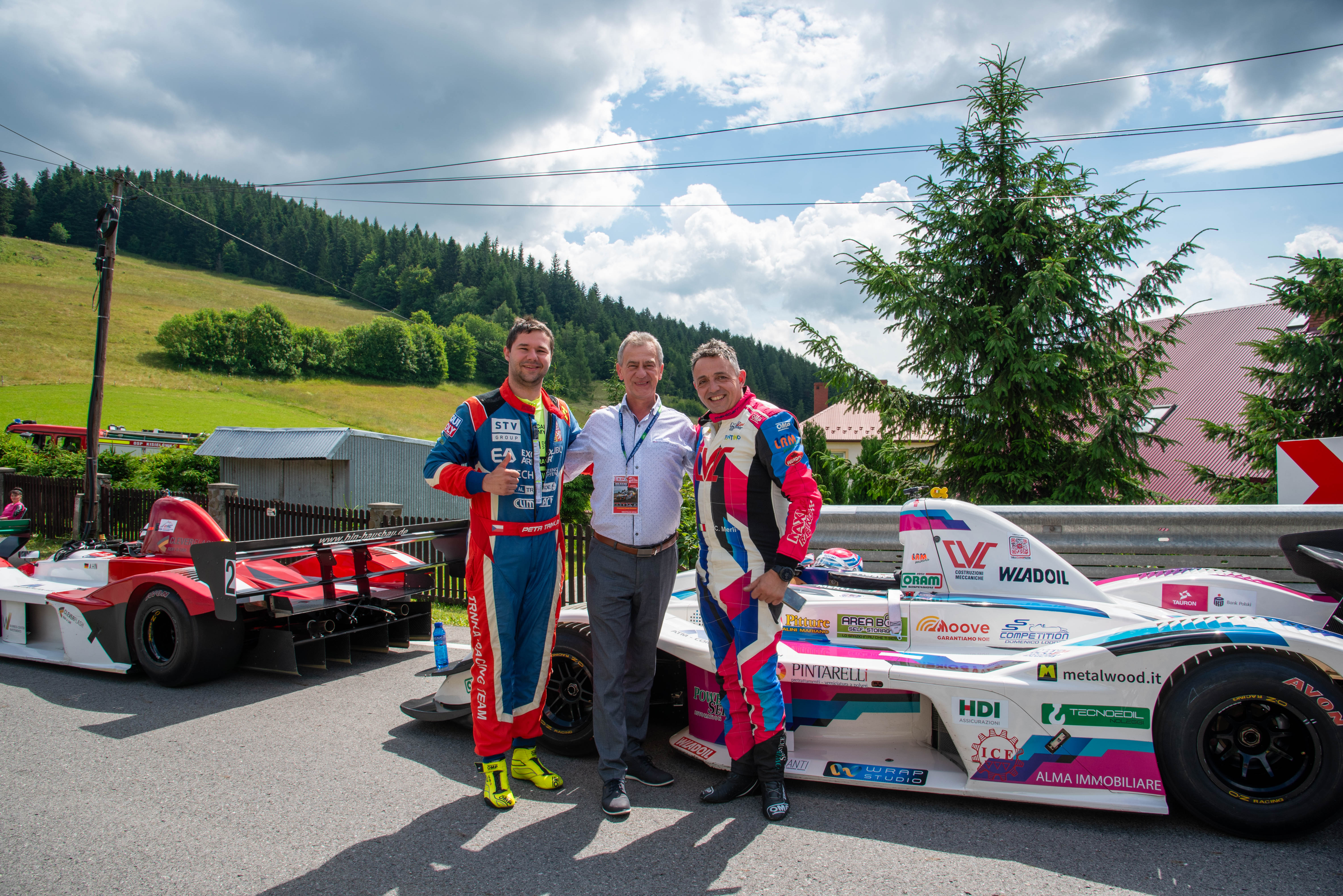Starosta Limanowski pozuje do zdjęcia przy samochodach wyścigowych wraz z Krystianem Merlim i Petrem Trnka.
