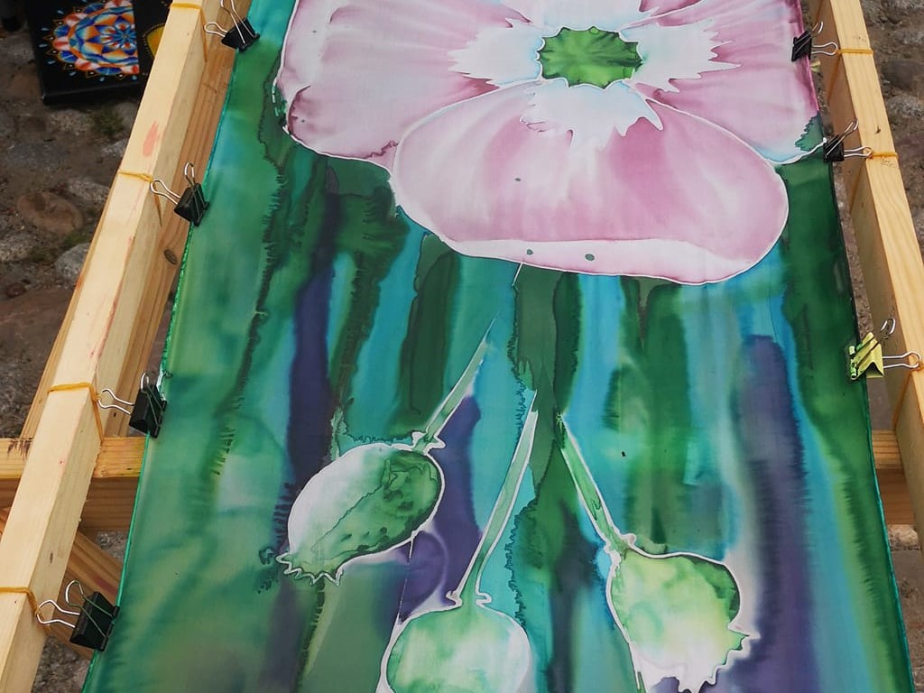 różowy goździk i trzy zielone pąki namalowane na jedwabnym płótnie