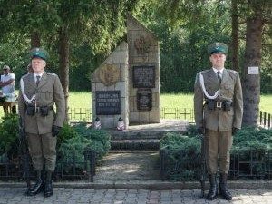 dwóch żołnierzy piechoty na warcie obok pomnika