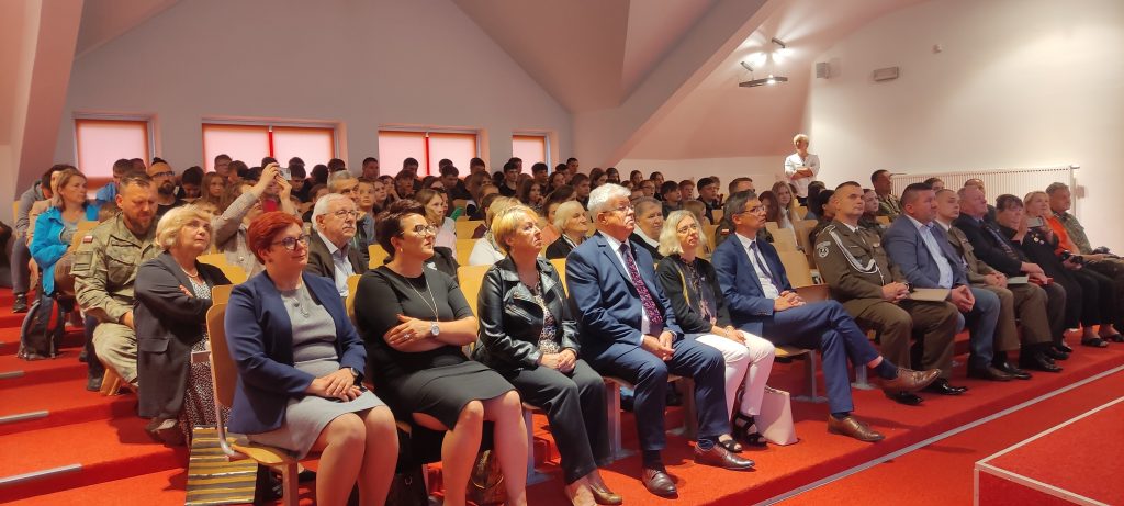 sala wypełniona osobami, w pierwszym rzędzie siedzi senator Hamerski i wójt Ptaszek