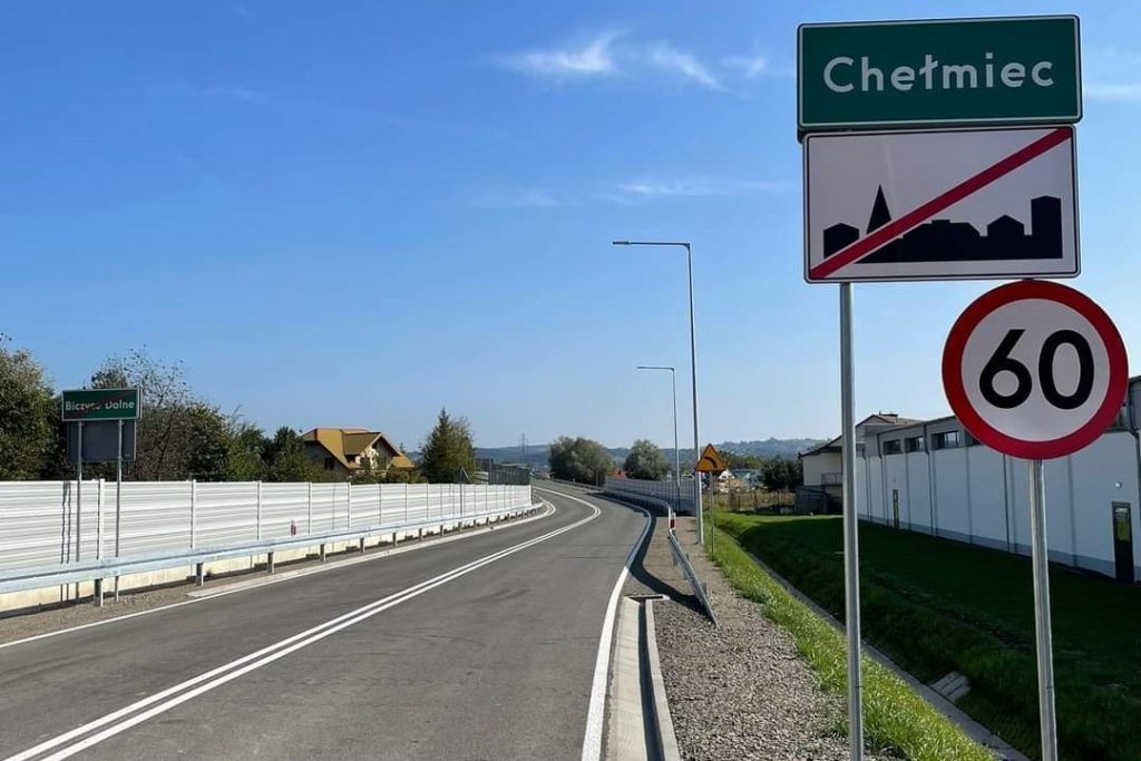 widok obwodnicy z znakiem miejscowości Chełmiec