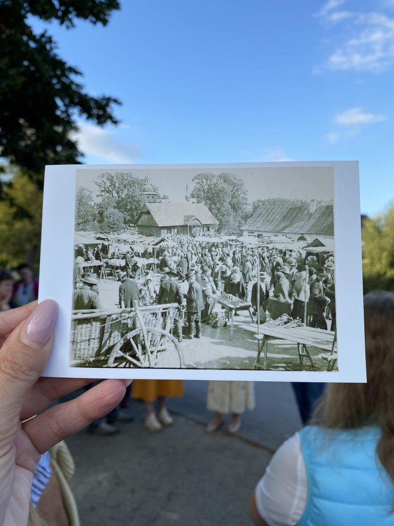stare zdjęcie przedstawiające ludzi na jarmarku
