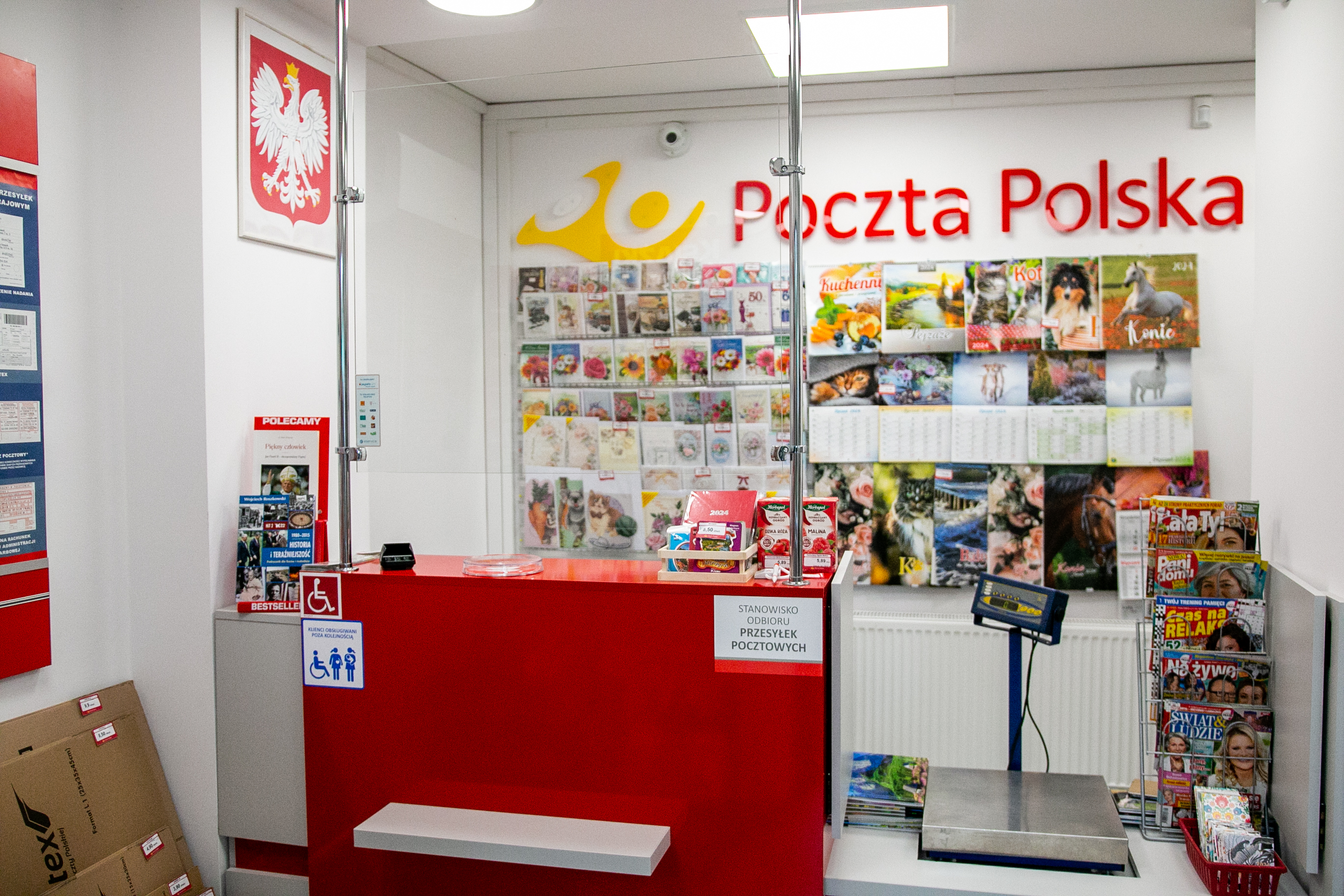 widok lady i wnętrza punktu poczty polskiej w Szczyrzycu