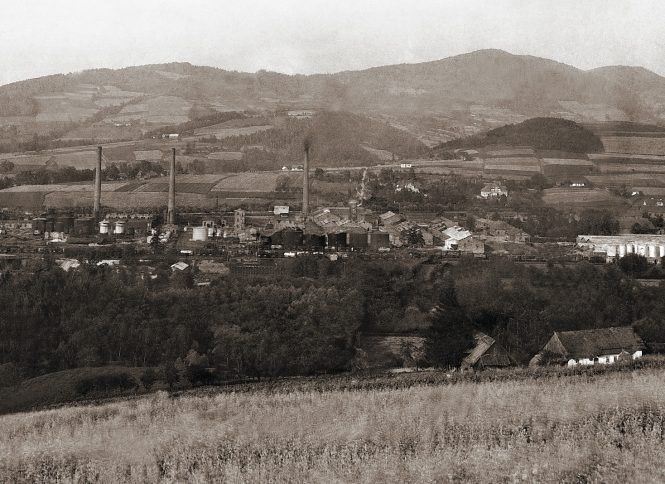czarno-białe zdjęcie panoramy Sowlin z budynkami rafinerii