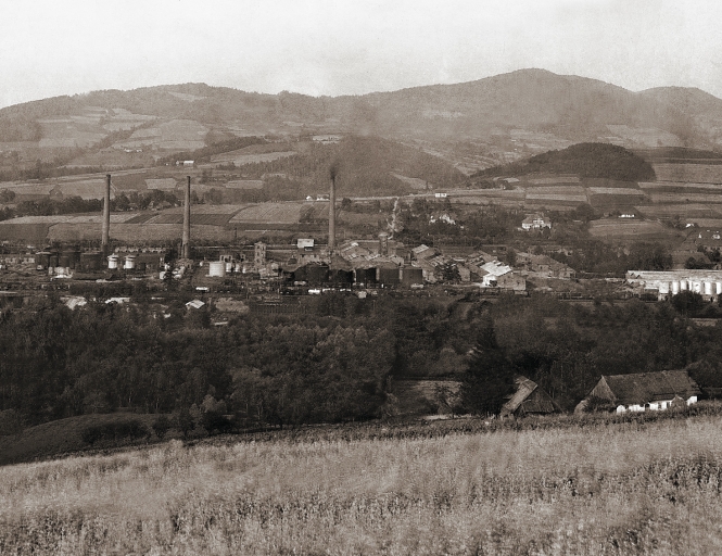 czarno-białe zdjęcie panoramy Sowlin z budynkami rafinerii