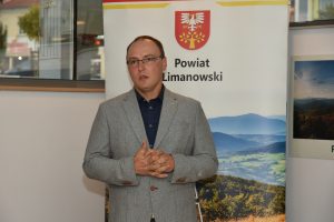 Damian Król na tle rollup-u Powiatu Limanowskiego