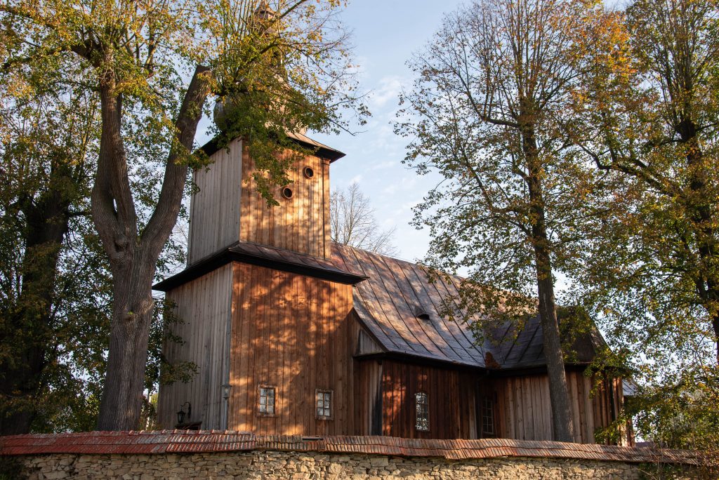 drewniany kościół w Męcinie widziany z zewnątrz