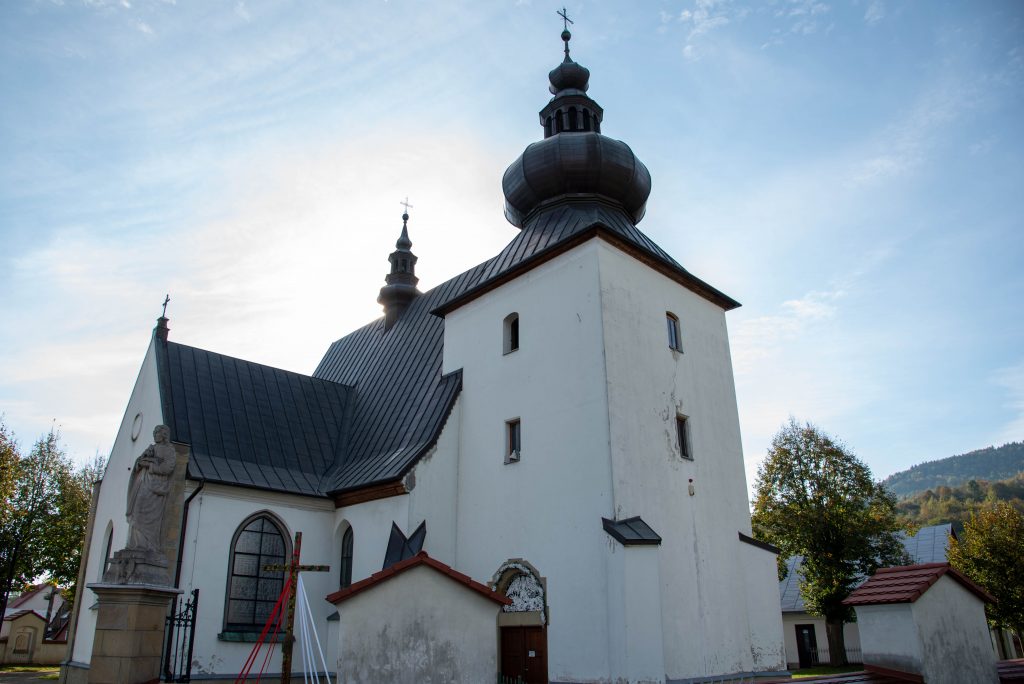 kościół w Ujanowicach widziany z zewnątrz