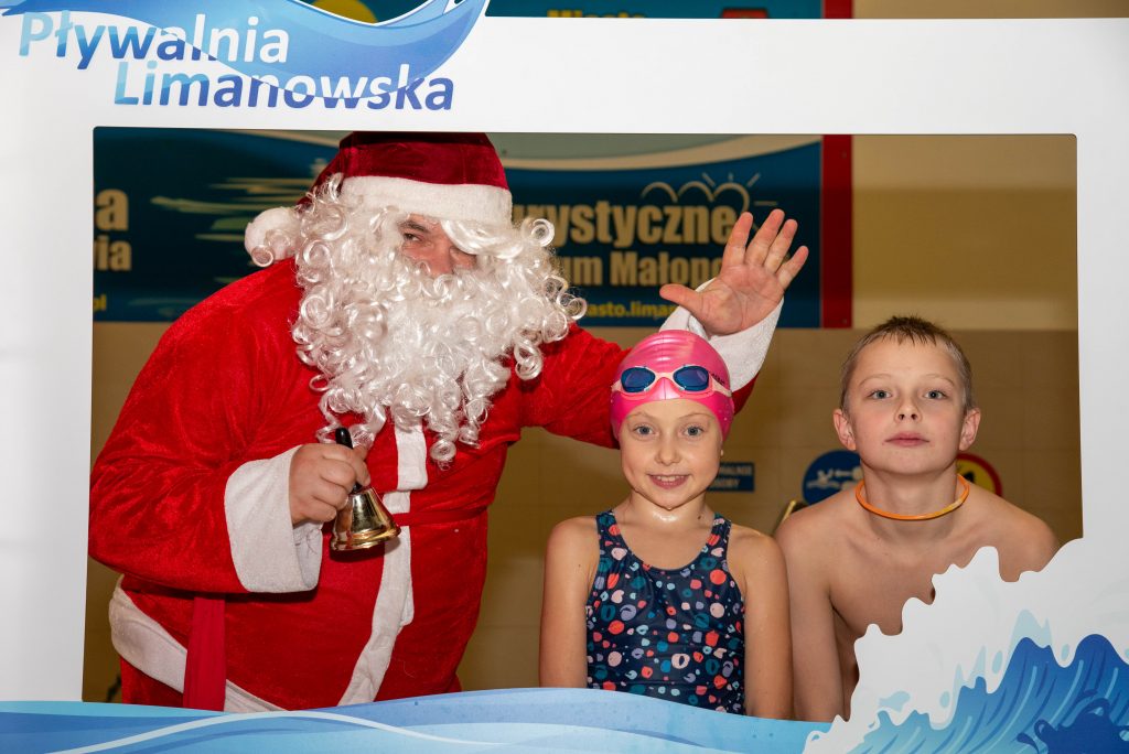 Mikołaj i dwoje dzieci w ramce zdjęciowej Pływalni