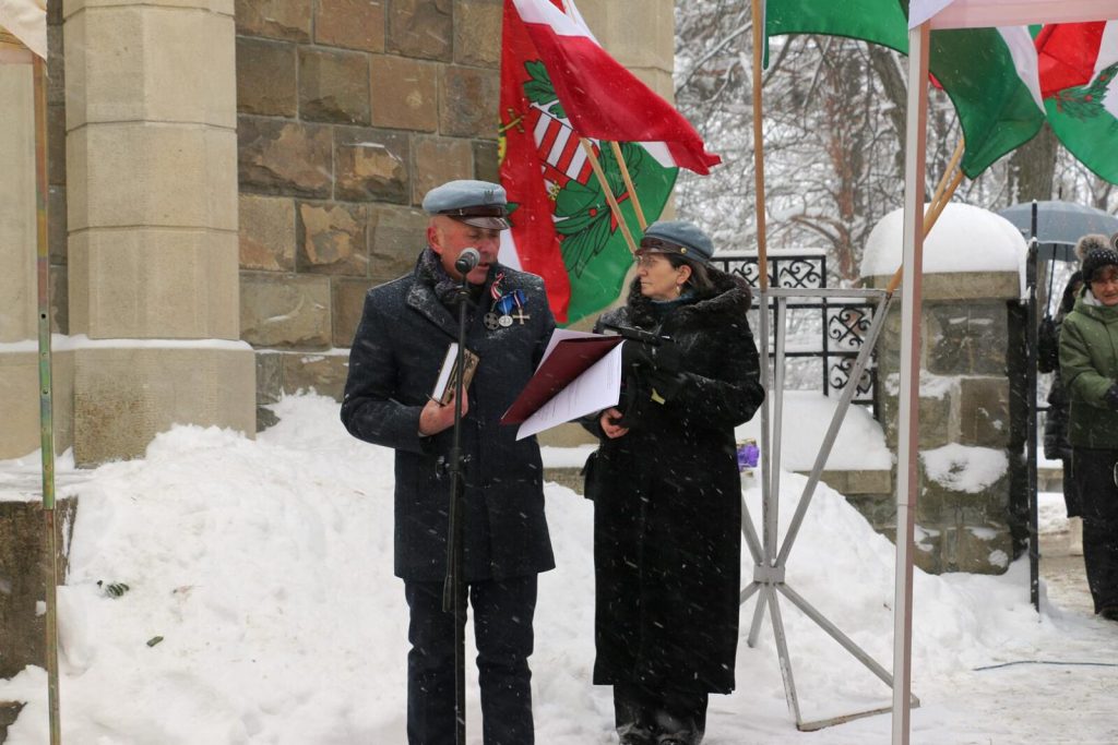 mężczyzna i kobieta na tle węgierskiej flagi