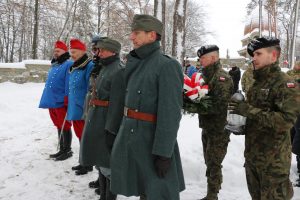 delegacje polskie i węgierskie w historycznych mundurach