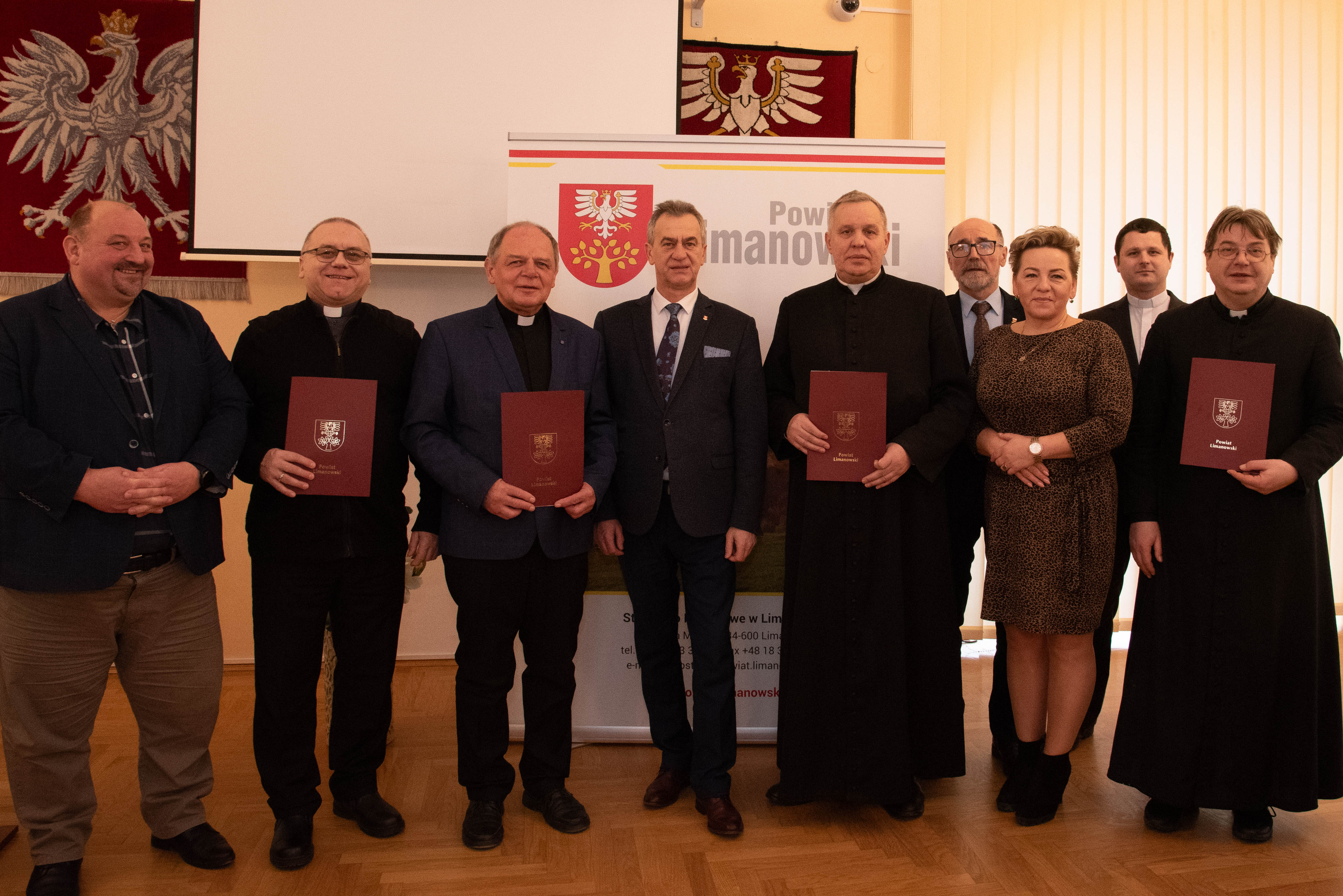 grupa księży oraz zarząd powiatu limanowskiego