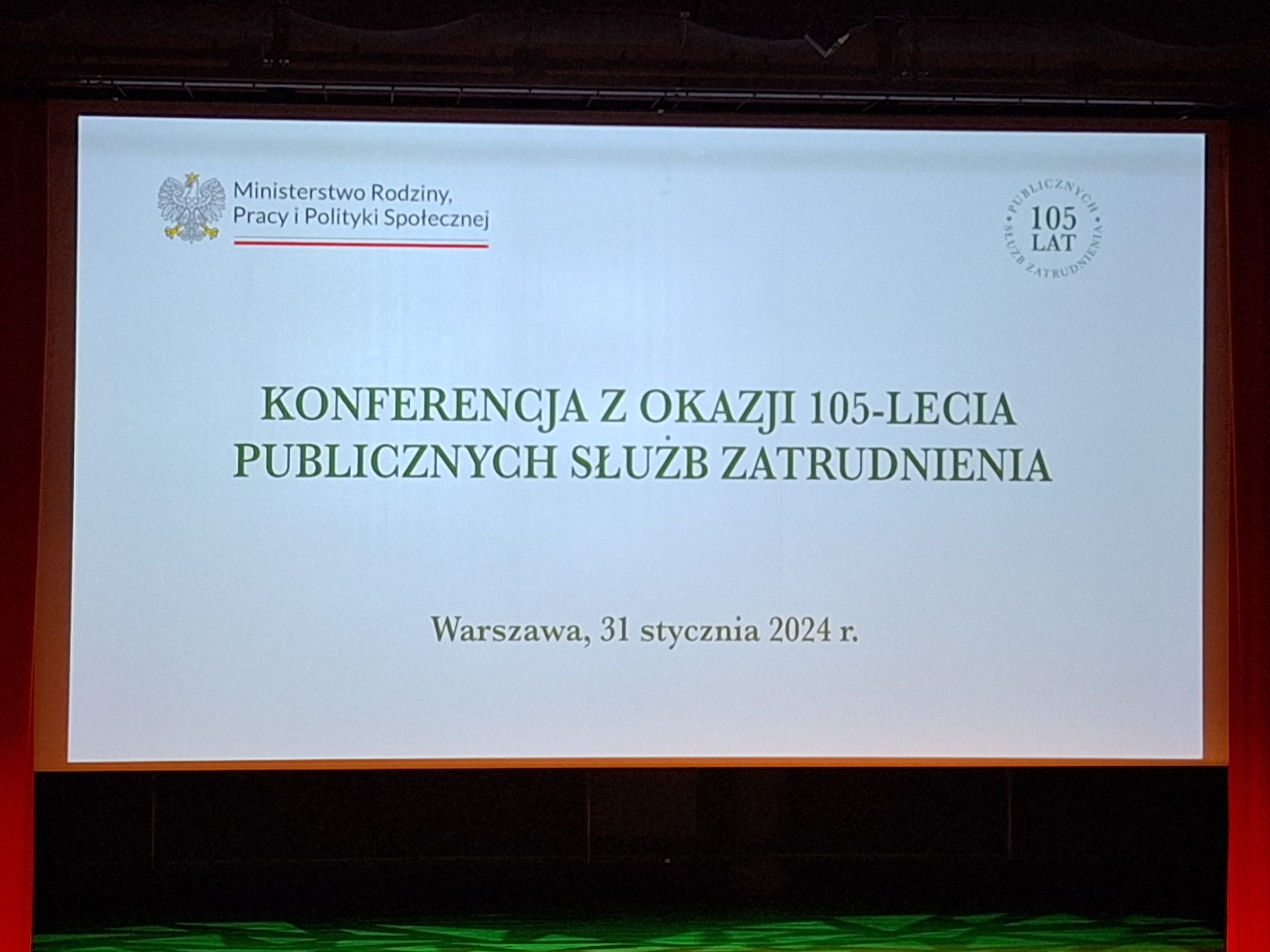 slajd z konferencji z zielonym napisem jej nazwy