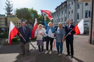 starosta i Józef Jaworski oraz trzy panie z flagami