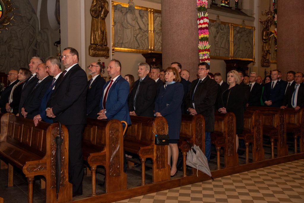 przedstawiciele samorządu w ławach kościelnych podczas mszy
