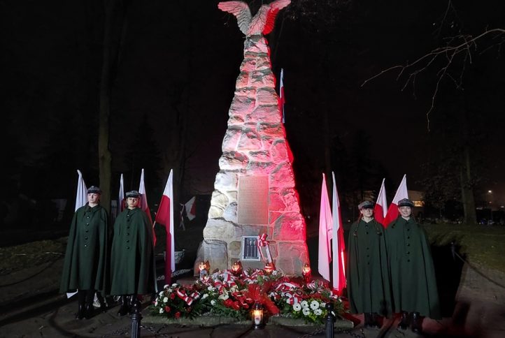 Harcerze pełniący wartę honorową przy Pomniku Legionistów w Łososinie Górnej