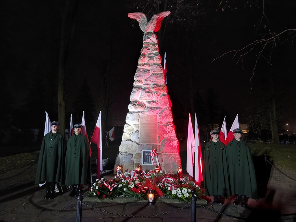 Harcerze pełniący wartę honorową przy Pomniku Legionistów w Łososinie Górnej