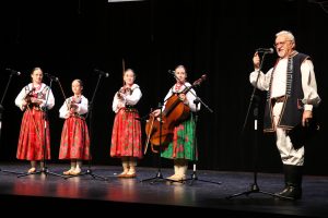 50. Festiwal Folklorystyczny Limanowska Słaza- żeński kwartet instrumentalny zapowiadany przez konferansjera