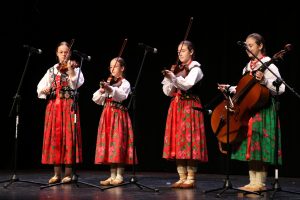 50. Festiwal Folklorystyczny Limanowska Słaza- żeński kwartet instrumentalny podczas występu na scenie