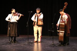 50. Festiwal Folklorystyczny Limanowska Słaza - grupa trzech kobieta oraz dwóch mężczyzn w strojach regionalnych podczas występu