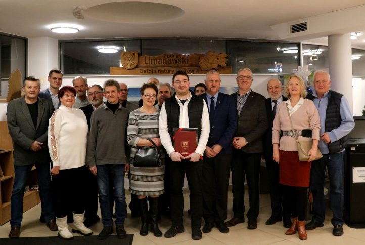 "Od parowozów po katedry" wernisaż wystawy fotografii w Powiatowym Centrum Informacji Turystycznej w Limanowej- wspólne zdjęcie uczestników